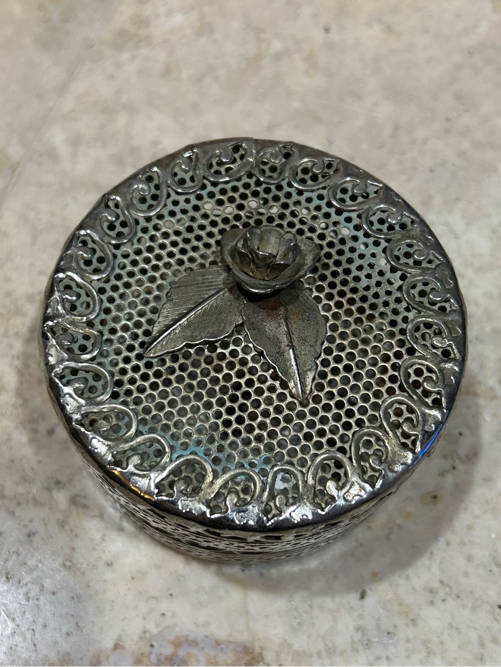 vintage silver-plated trinket box featuring a detailed filigree mesh design - Picture 3 of 10